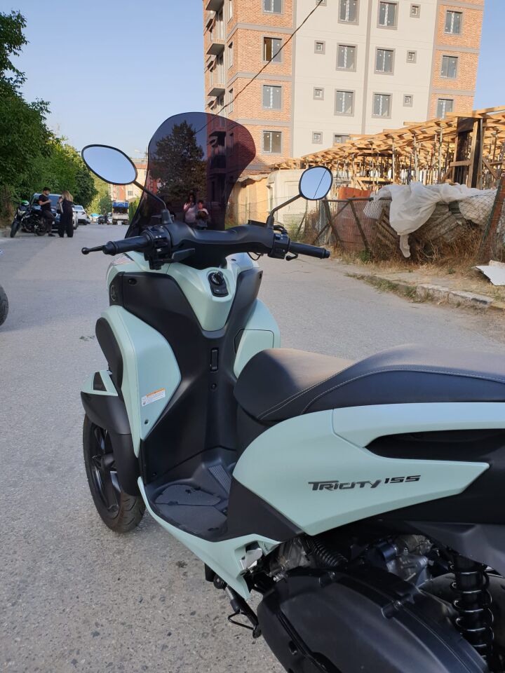 MOTOCAM Yamaha Tricity 125 Ön Cam 2014-2026 Model 60cm Siyah Renkli 4mm