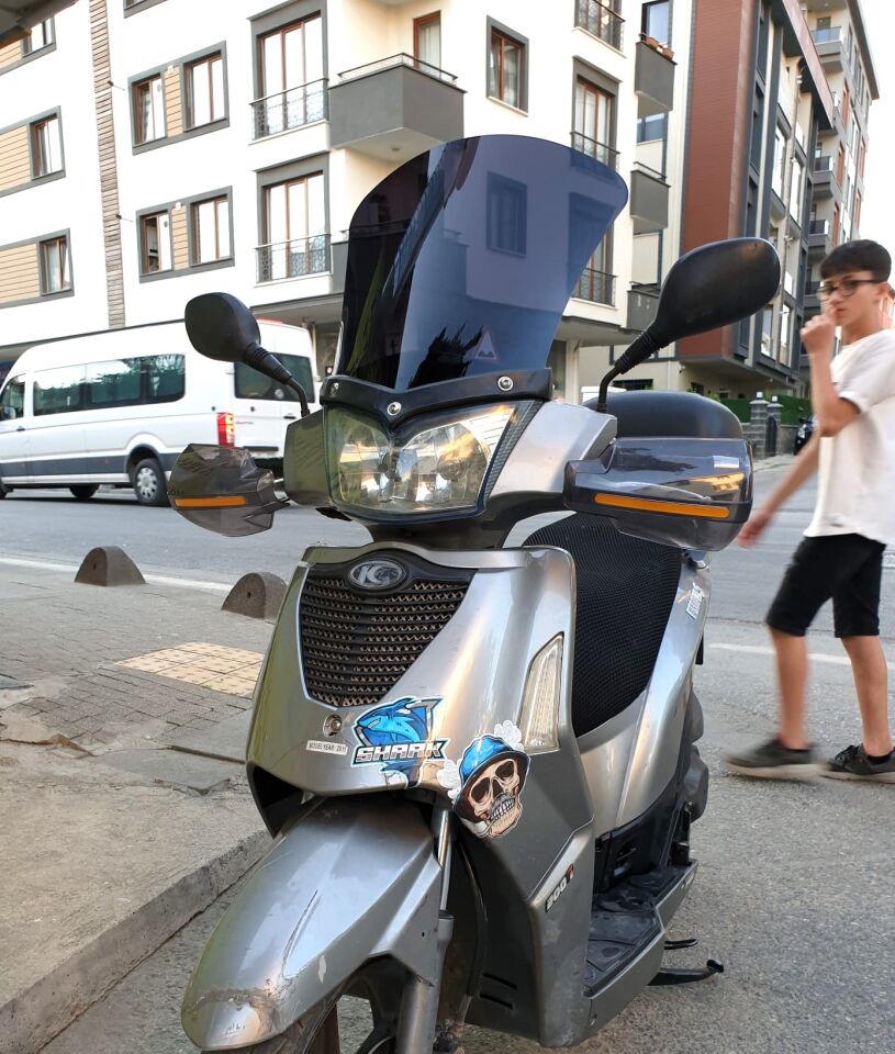 MOTOCAM Kymco People S 200 Ön Cam 2011 Model 48cm Siyah Renkli 4mm UZUN