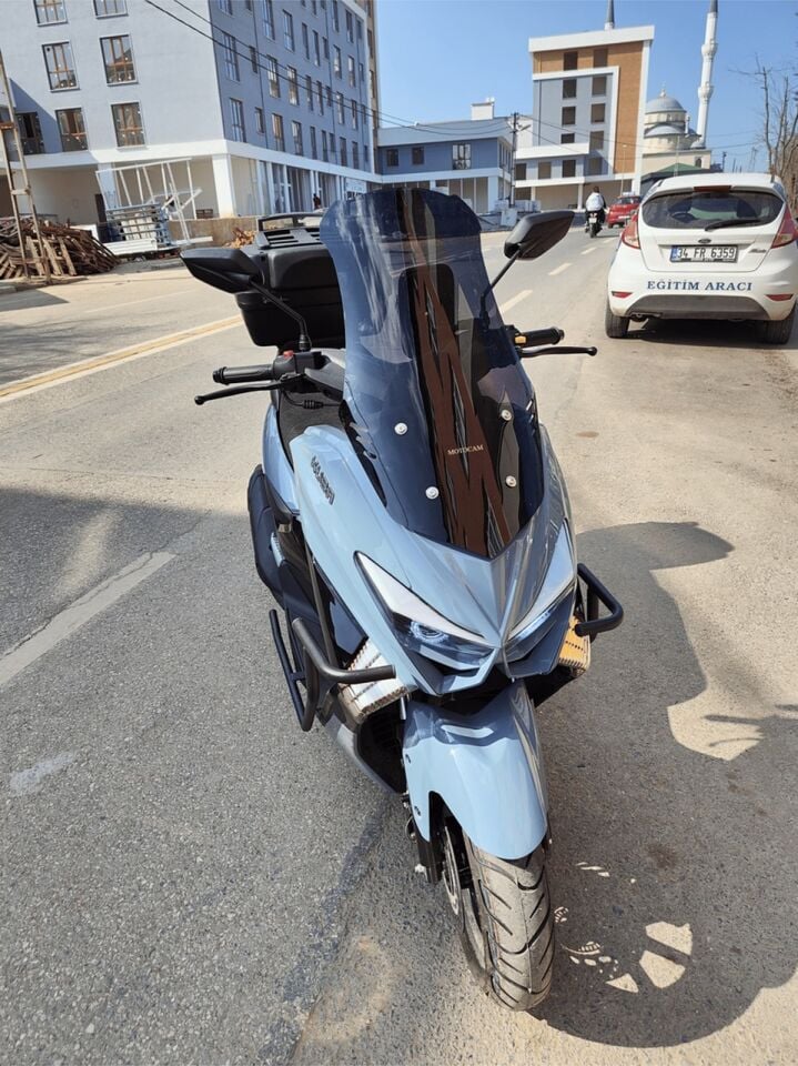 MOTOCAM Küba Chia 125 Ön Cam 2023-2026 Model 65cm Siyah Renkli 4mm ORTA BOYLU