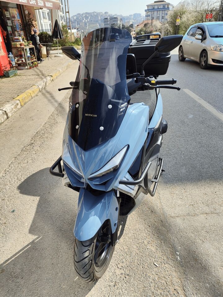 MOTOCAM Küba Chia 125 Ön Cam 2023-2026 Model 65cm Siyah Renkli 4mm ORTA BOYLU