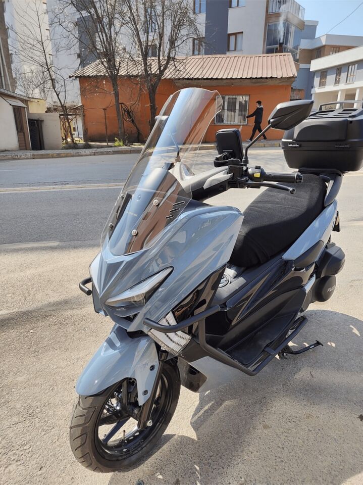 MOTOCAM Küba Chia 125 Ön Cam 2023-2026 Model 65cm Şeffaf Renkli 4mm ORTA BOYLU