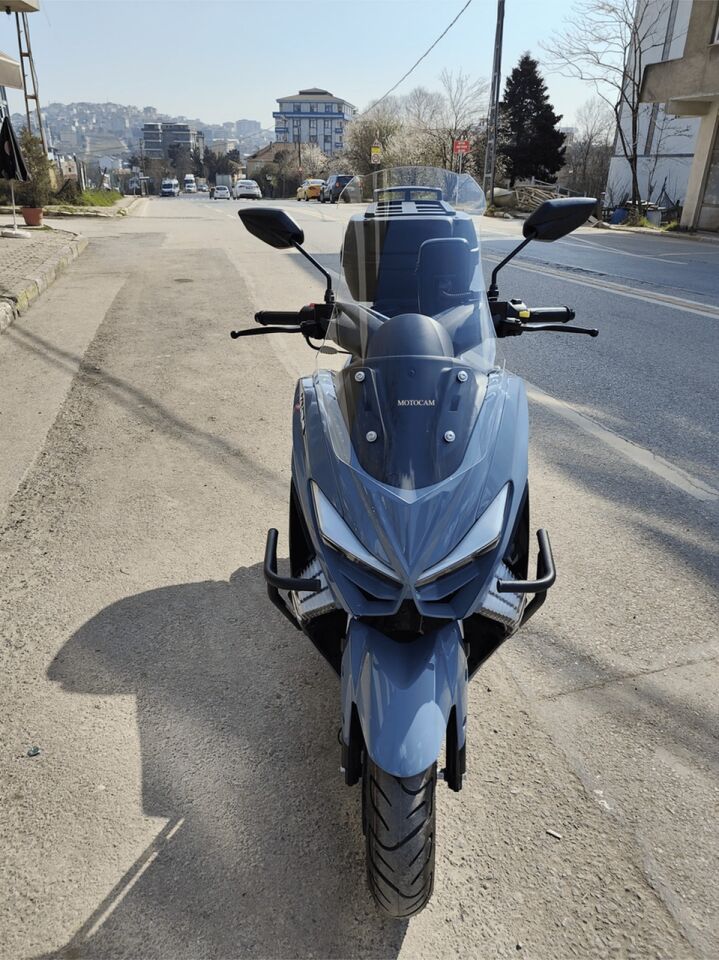 MOTOCAM Küba Chia 125 Ön Cam 2023-2026 Model 65cm Şeffaf Renkli 4mm ORTA BOYLU