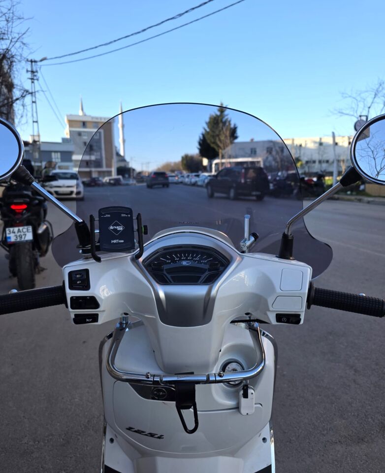 MOTOCAM Kymco Like 200 Ön Cam 2009-2023 Model 43cm Füme Renkli 4mm APARATSIZ