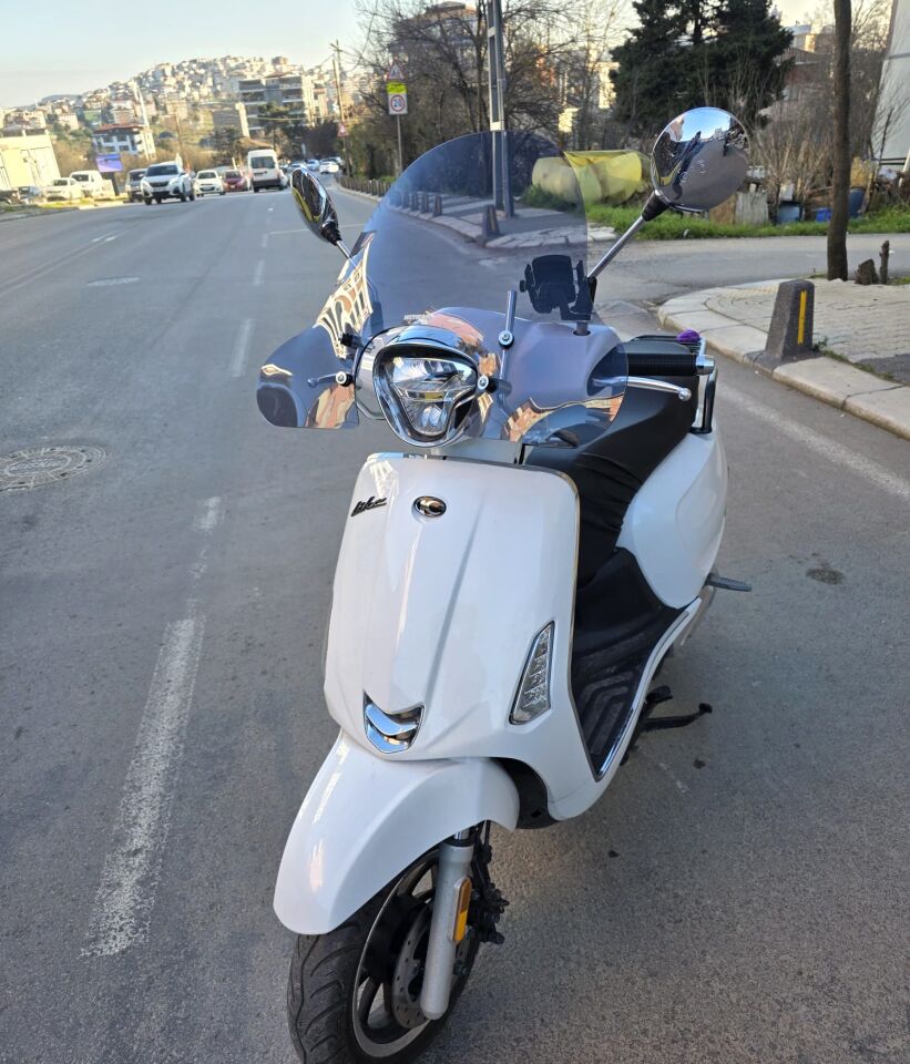 MOTOCAM Kymco Like 200 Ön Cam 2009-2023 Model 43cm Füme Renkli 4mm APARATSIZ