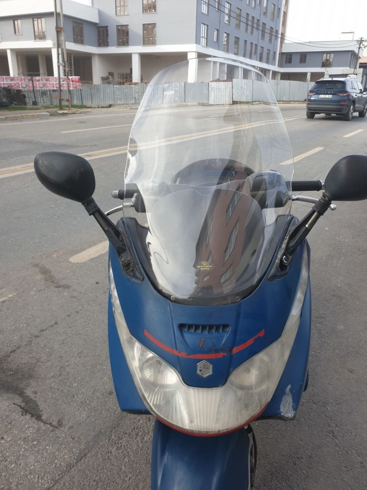 Piaggio X8 200 Ön Cam 2004-2006 Model