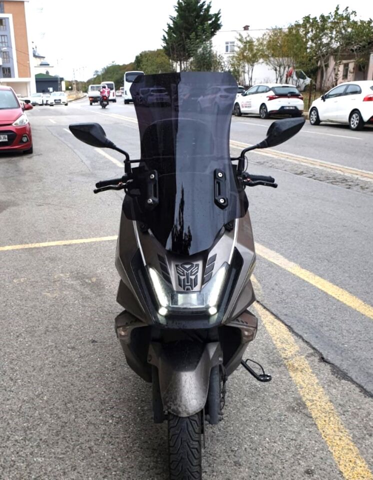 MOTOCAM kymco Skytown 125 Ön Cam 2023-2026 Model 72cm Siyah Renkli 4mm UZUN