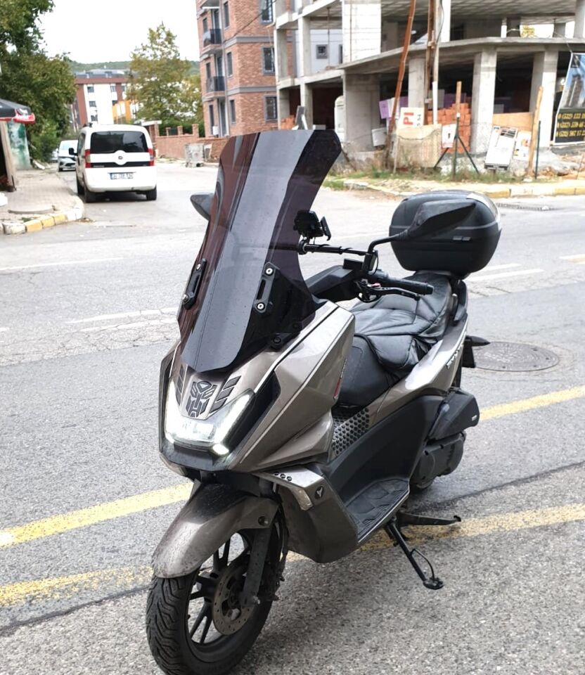 MOTOCAM kymco Skytown 125 Ön Cam 2023-2026 Model 72cm Siyah Renkli 4mm UZUN